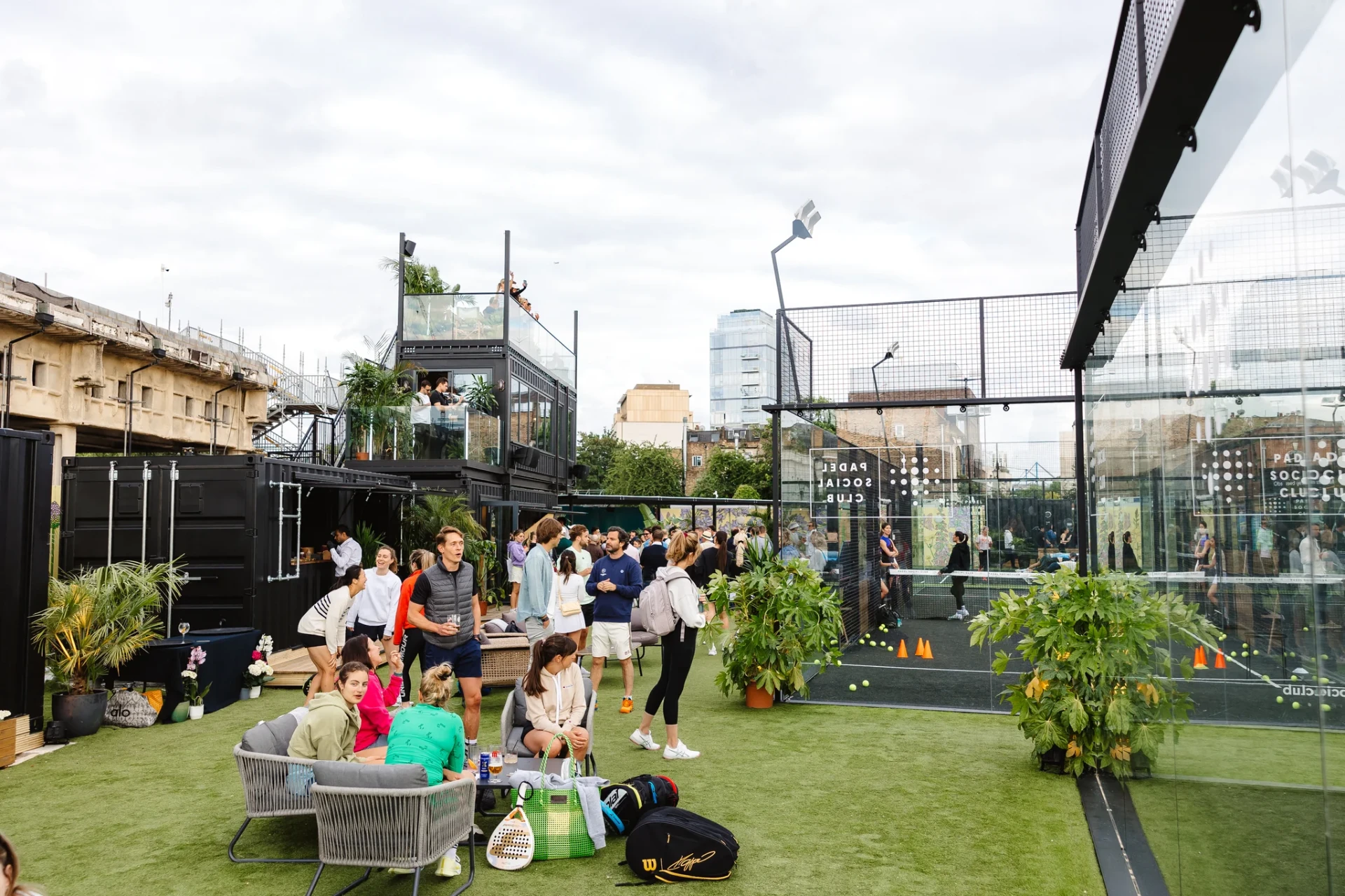 Padel Social Club tetőterasz és pálya naplementekor
